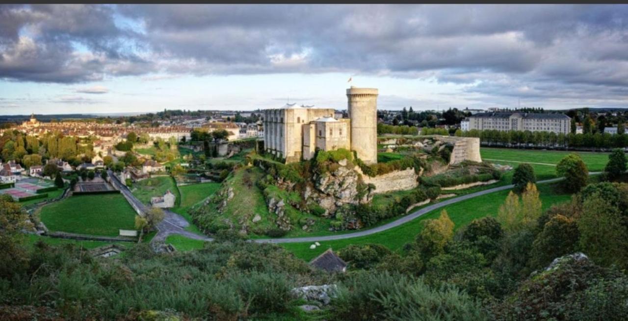 La Maison Des Remparts Apartment Falaise  Bagian luar foto